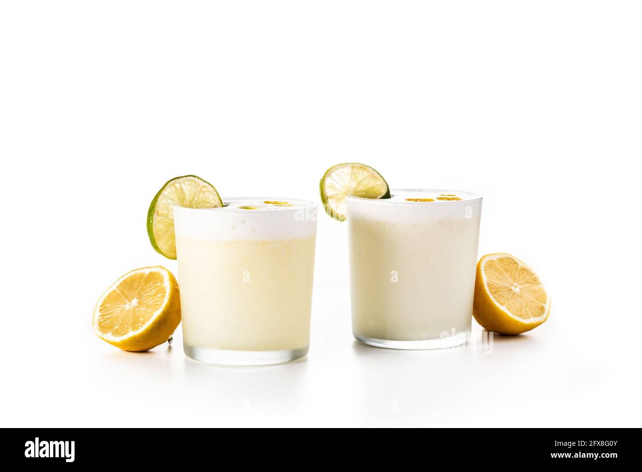Pisco Sour cocktail isolato su sfondo bianco con copy space.Traditional cocktail peruviano Foto Stock