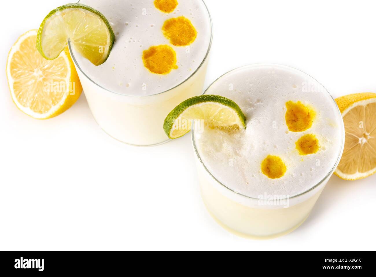 Pisco Sour cocktail isolato su sfondo bianco con copy space.Traditional cocktail peruviano Foto Stock