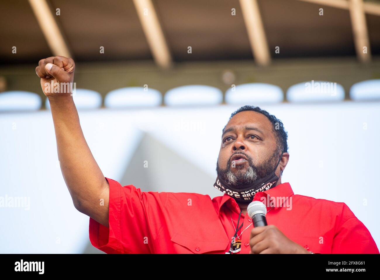 Jacob Blake Sr, il padre di Jacob Blake Jr, parla al Commons Park durante l'evento di ricordo del 1° anniversario della sua morte, il 25 maggio 2021, a Minneapolis, Minnesota. Foto: Chris Tuite/ImageSPACE /MediaPunch Foto Stock