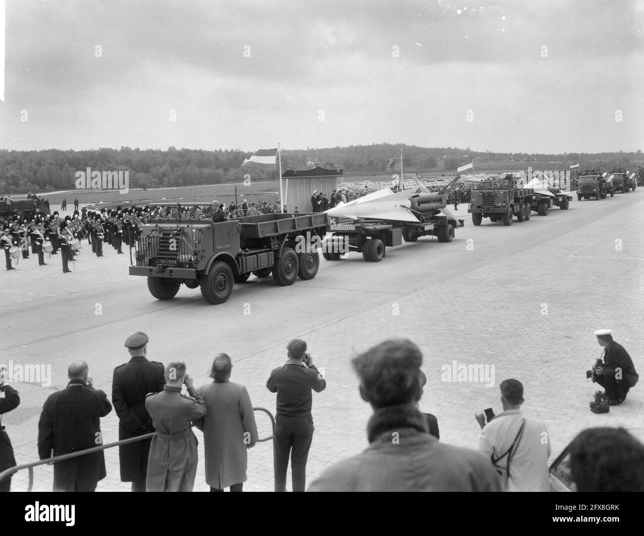 Armistizio sui Vlasakkers di Amersfoort, due missili Nike Hercules (anti-aereo) sui lanciatori passano per tappa, 5 maggio 1965, parate, tappe, Missili, Paesi Bassi, foto agenzia stampa del XX secolo, notizie da ricordare, documentario, fotografia storica 1945-1990, storie visive, Storia umana del XX secolo, che cattura momenti nel tempo Foto Stock