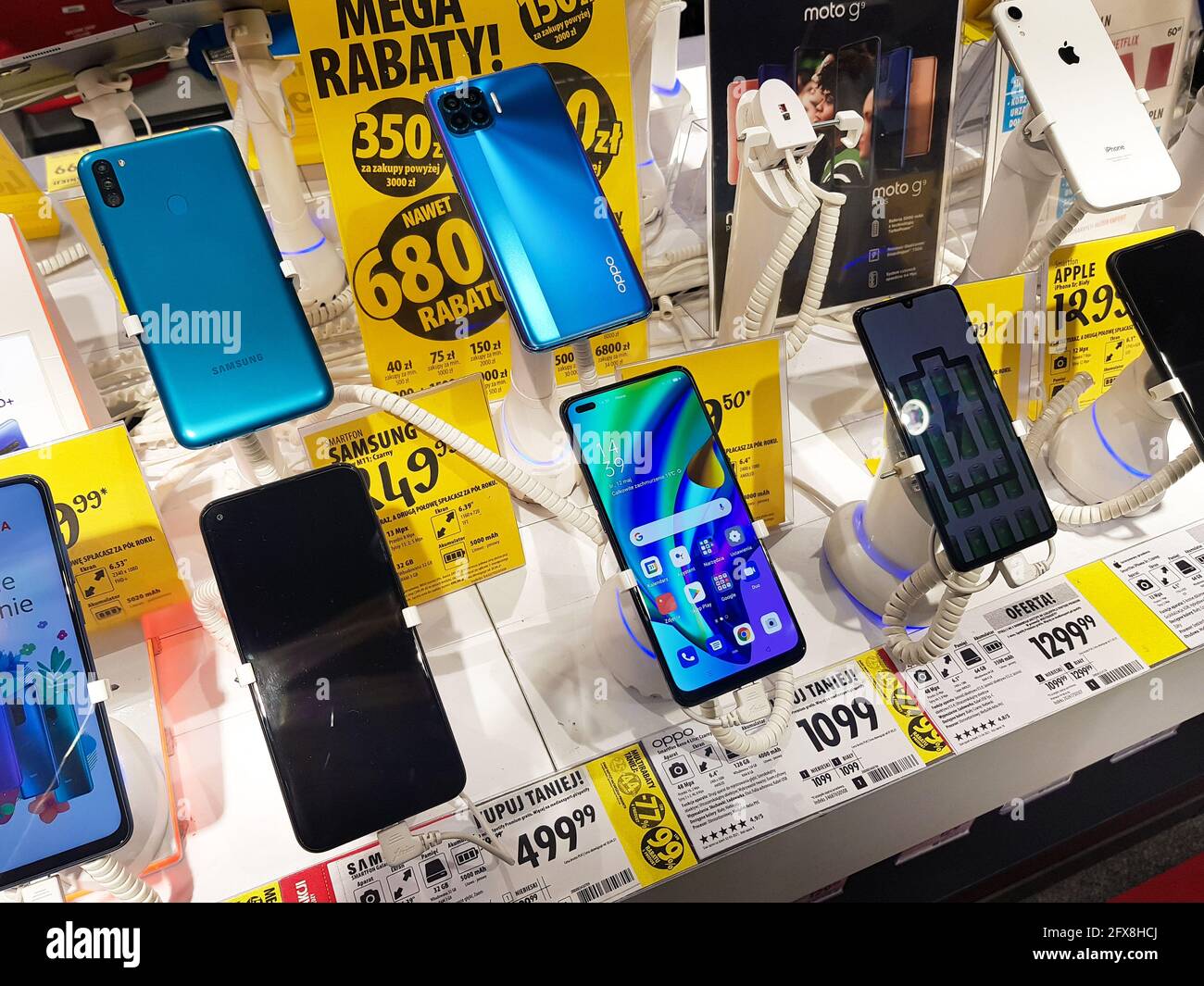 Media Expert store, Samsung, Xiaomi, smartphone iPhone, più telefoni cellulari, prodotti in esposizione, negozio di elettronica di consumo, industria telefonica, retai Foto Stock