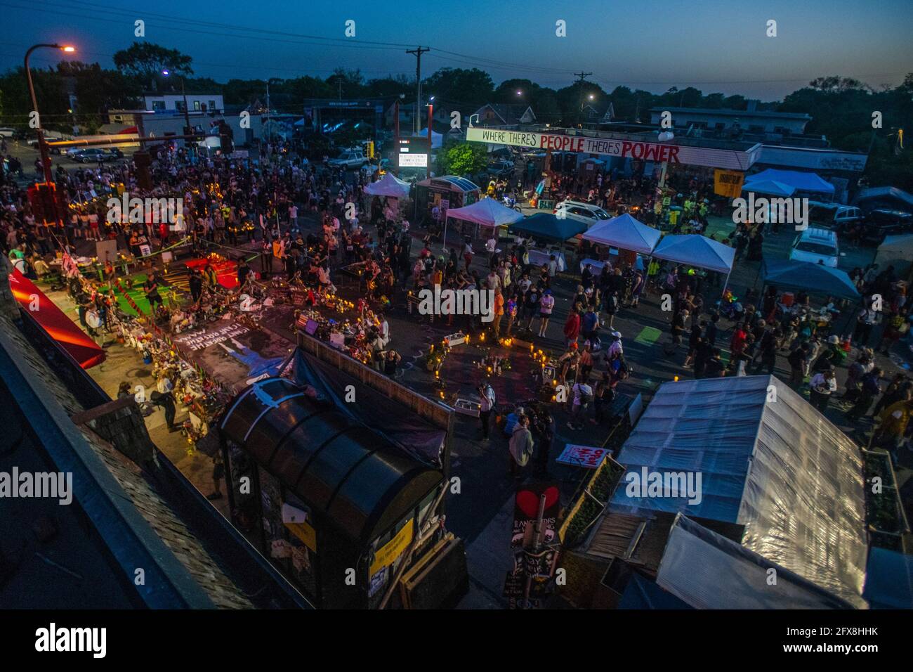 Atmosfera a George Floyd Square all'angolo tra 38th Street e Chicago Avenue durante l'evento di ricordo del 1° anniversario della sua morte il 25 maggio 2021 a Minneapolis, Minnesota. Foto: Chris Tuite/ImageSPACE /MediaPunch Foto Stock