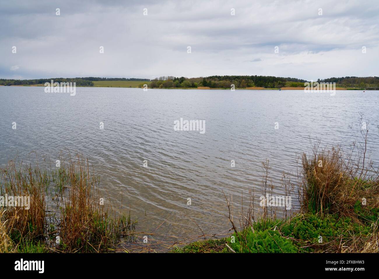 Nuvole di pioggia scura iniziano a raccogliersi sul lago Ladyburn vicino a Druiridge Bay, Morpeth. Foto Stock