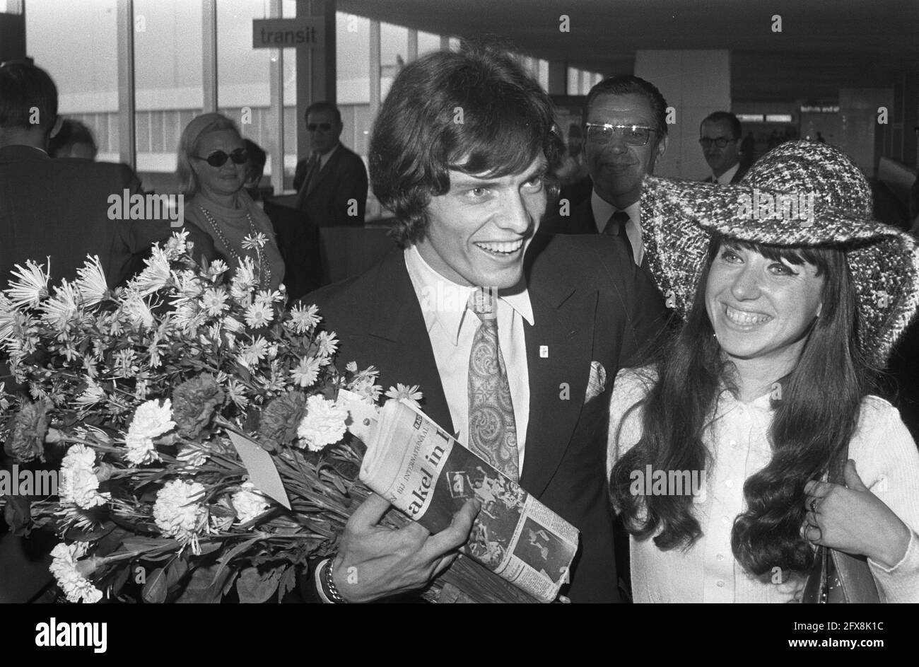 Ben Cramer arriva all'aeroporto di Schiphol dopo aver vinto il Premio Discovery a Rio de Janeiro, Brasile. Ben Cramer con moglie, 8 ottobre 1969, EACHTHING, cantanti, I Paesi Bassi, foto agenzia stampa del XX secolo, notizie da ricordare, documentario, fotografia storica 1945-1990, storie visive, Storia umana del XX secolo, che cattura momenti nel tempo Foto Stock