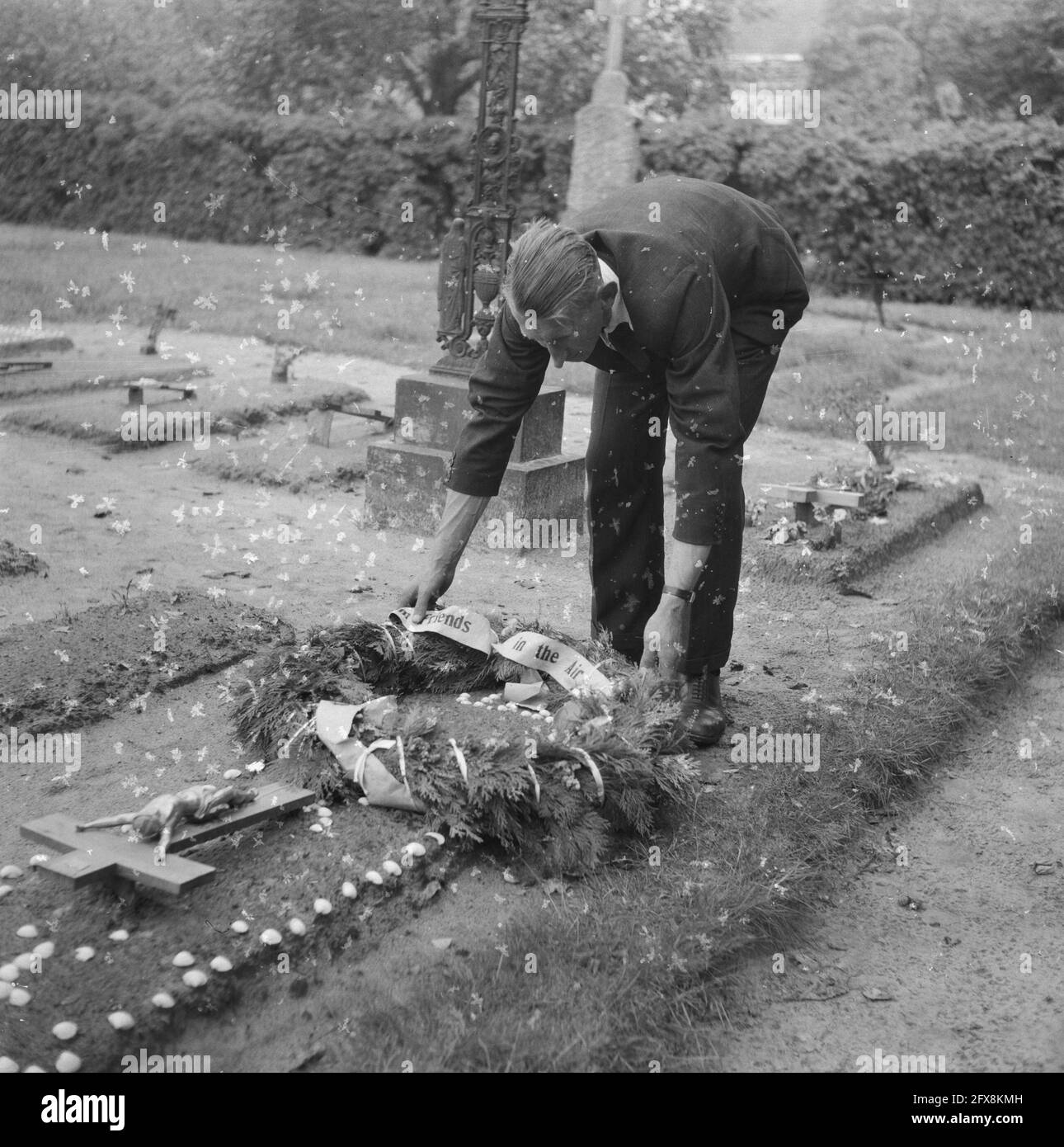 Bert Poels depone una corona dagli amici della forza aerea agli eroi sulla tomba del padre, che lo incoraggiò e fu il primo a morire, il 1945 agosto, cimiteri, corone, piloti, Seconda guerra mondiale, resistenza, Paesi Bassi, foto agenzia stampa del XX secolo, notizie da ricordare, documentario, fotografia storica 1945-1990, storie visive, Storia umana del XX secolo, che cattura momenti nel tempo Foto Stock
