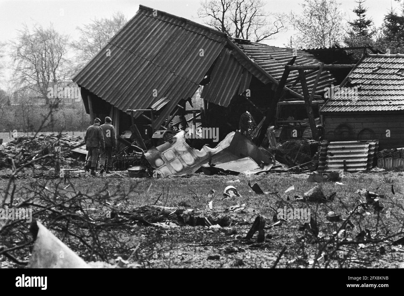 Azienda danneggiata, 27 aprile 1983, aziende agricole, crolli, Aerei da combattimento, incidenti aerei, Paesi Bassi, foto agenzia stampa del XX secolo, notizie da ricordare, documentario, fotografia storica 1945-1990, storie visive, Storia umana del XX secolo, che cattura momenti nel tempo Foto Stock