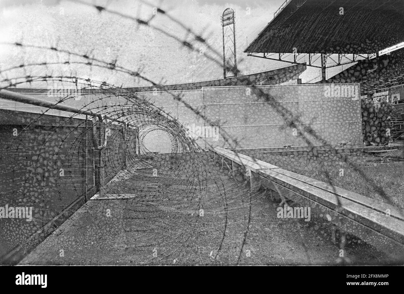 Olympic Stadium Security, filo spinato e tunnel per proteggere i giocatori, arbitro, 5 dicembre 1966, PRIKEL WIRE, protezioni, sicurezza, arbitri, sport, gallerie, Calcio, Paesi Bassi, foto agenzia stampa del XX secolo, notizie da ricordare, documentario, fotografia storica 1945-1990, storie visive, Storia umana del XX secolo, che cattura momenti nel tempo Foto Stock