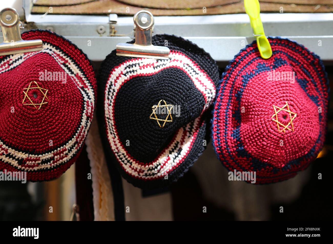 Kippah da sinagoga personalizzata beige con dettagli blu navy / Kippah in cotone lavorato a maglia / Regalo per uomini ebrei - Italia