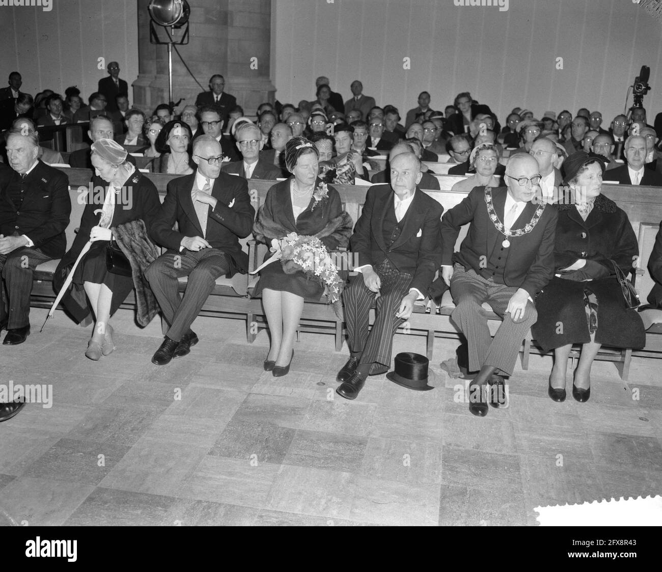 Visita al St. Laurenskerk; in prima fila molto sinistra mr. K.P. van der Mandele, secondo del sindaco di destra Van Walsum di Rotterdam, 24 ottobre 1959, visite, sindaci, chiese, queens, Paesi Bassi, foto agenzia stampa del XX secolo, notizie da ricordare, documentario, fotografia storica 1945-1990, storie visive, Storia umana del XX secolo, che cattura momenti nel tempo Foto Stock