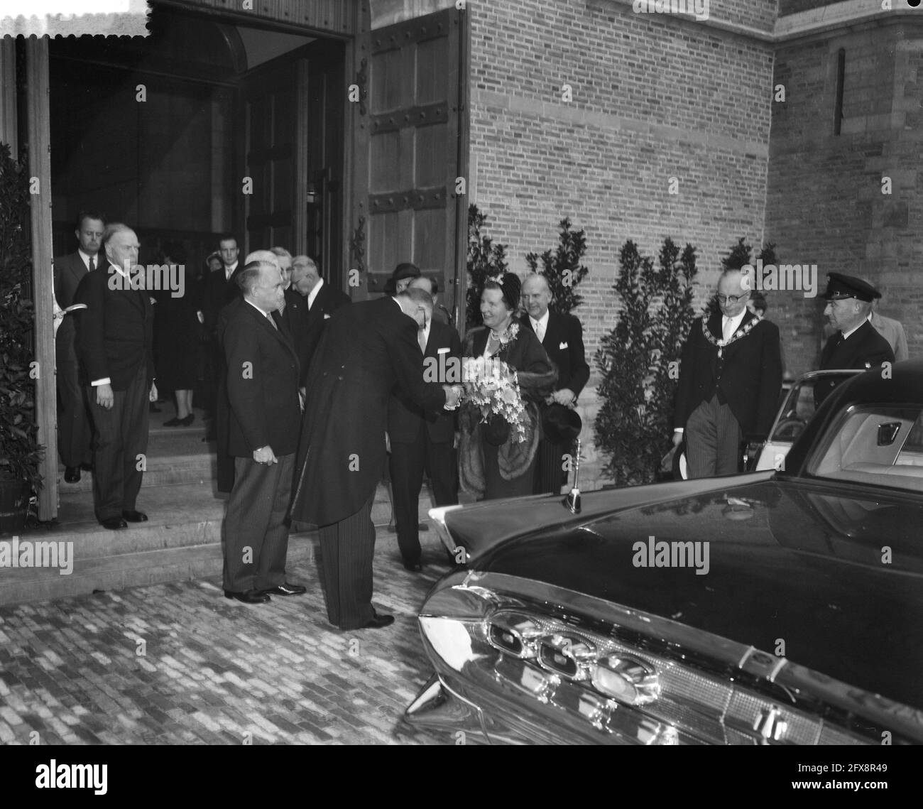 Visita alla Chiesa di San Laurente; la Regina congeda al consiglio della Chiesa; a destra il Sindaco Van Walsum di Rotterdam, 24 ottobre 1959, visite, sindaci, Chiese, regine, Paesi Bassi, foto agenzia stampa del XX secolo, notizie da ricordare, documentario, fotografia storica 1945-1990, storie visive, Storia umana del XX secolo, che cattura momenti nel tempo Foto Stock