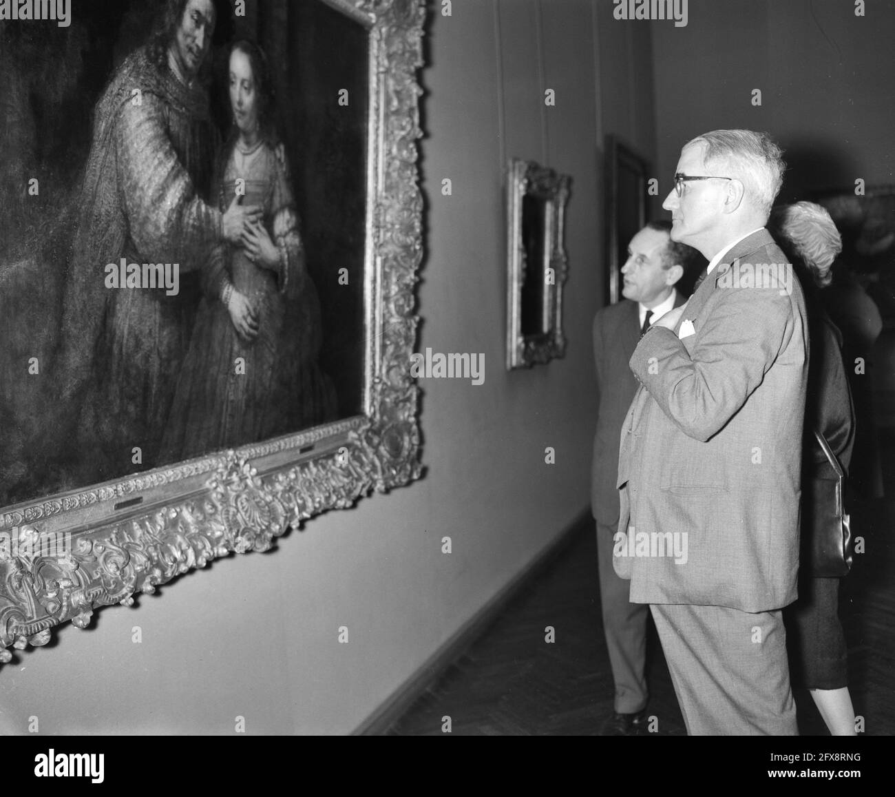 Visita dell'Ambasciatore britannico Sir e Lady Noble ad Amsterdam. Sir Andrew Noble guardando il dipinto la sposa ebraica di Rembrandt, 7 marzo 1961, visite, diplomatici, Musei, dipinti, Paesi Bassi, foto agenzia stampa del XX secolo, notizie da ricordare, documentario, fotografia storica 1945-1990, storie visive, Storia umana del XX secolo, che cattura momenti nel tempo Foto Stock