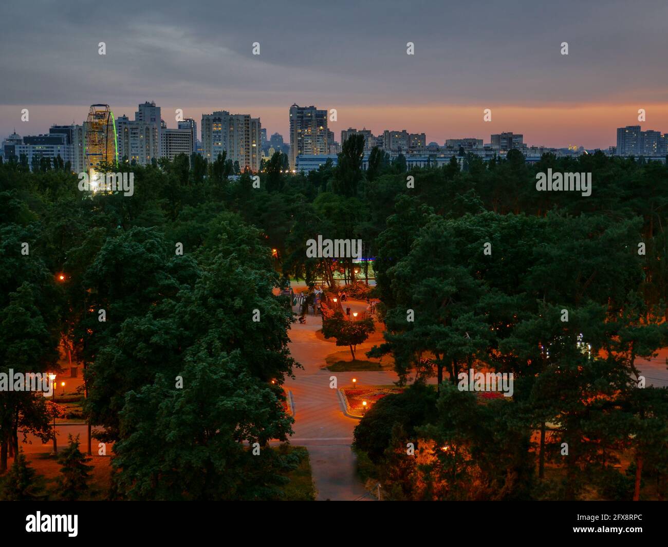 Incredibile calma rilassante serata colorata a Kiev (Kiev) città. Edifici, ruota di osservazione e chiesa a cupola all'orizzonte. Paesaggio urbano industriale. Foto Stock