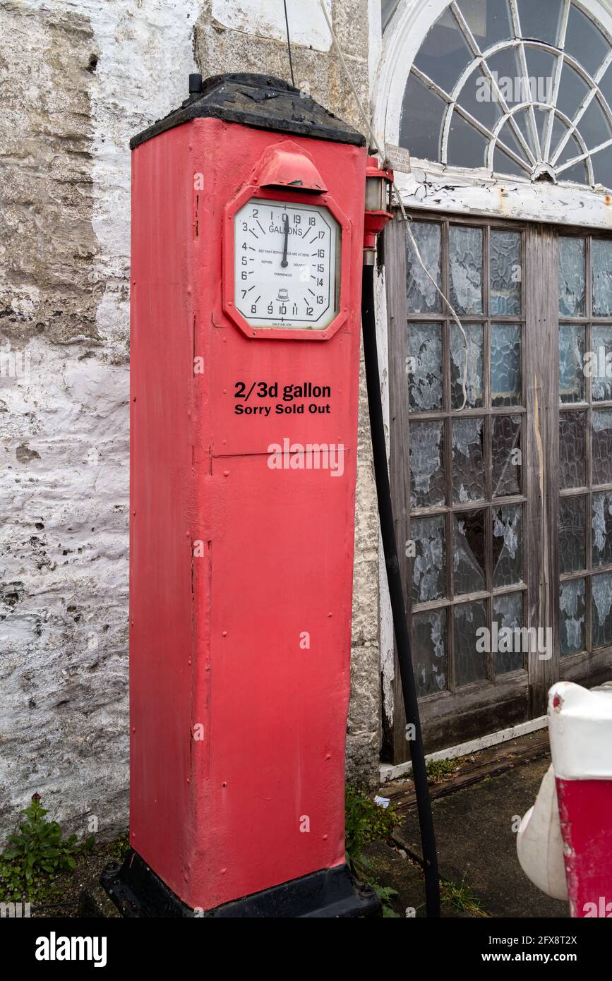 ST MAWES, CORNOVAGLIA, Regno Unito - MAGGIO 12 : pompa di combustibile vecchia in St Mawes, Cornovaglia il 12 maggio 2021 Foto Stock