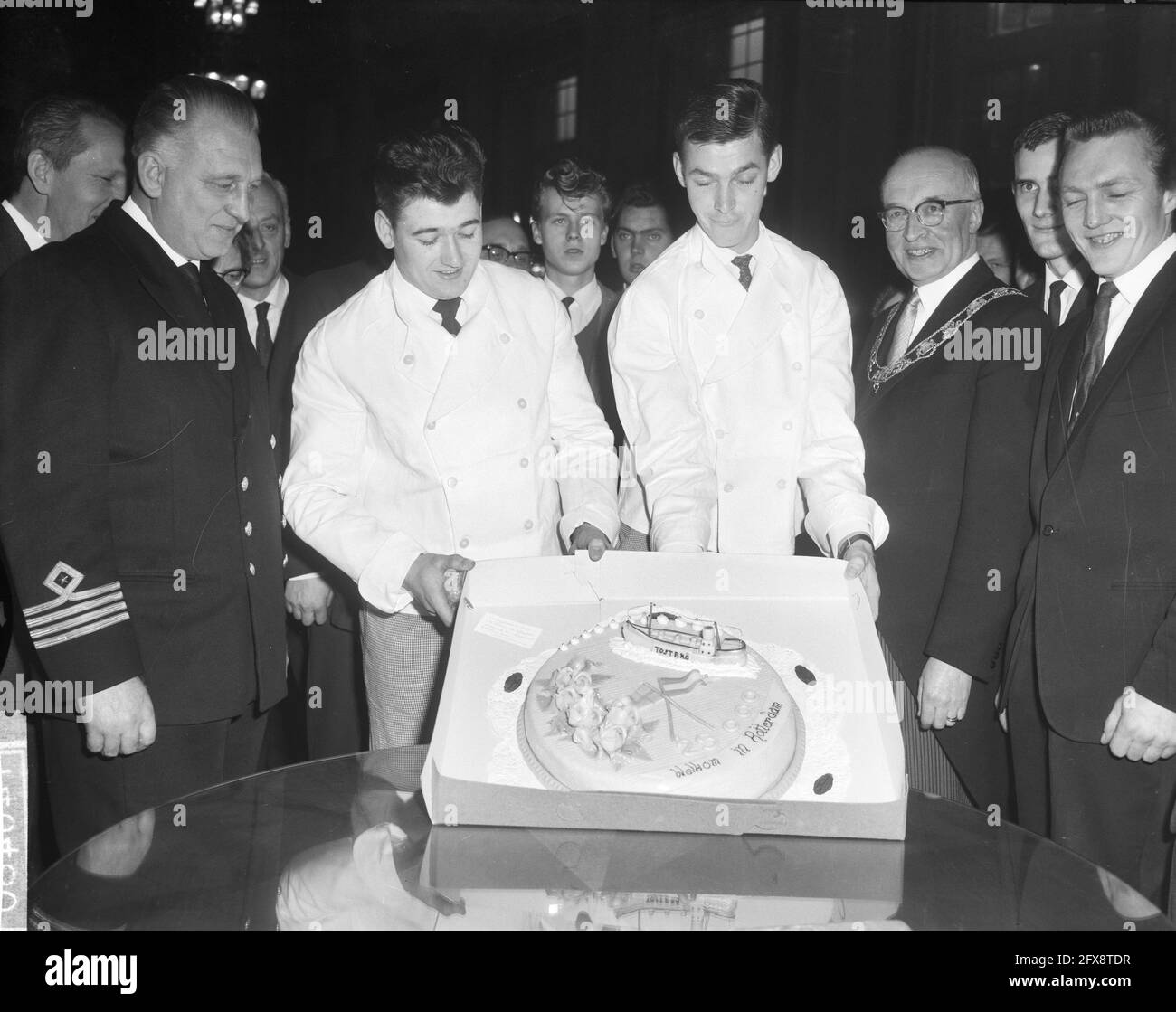 Capitano della 25000a nave ricevuta nel municipio di Rotterdam, capitano e sindaco Van Walsum, 26 dicembre 1962, municipio, capitani, Ricevute, navi, Paesi Bassi, foto agenzia stampa del XX secolo, notizie da ricordare, documentario, fotografia storica 1945-1990, storie visive, Storia umana del XX secolo, che cattura momenti nel tempo Foto Stock