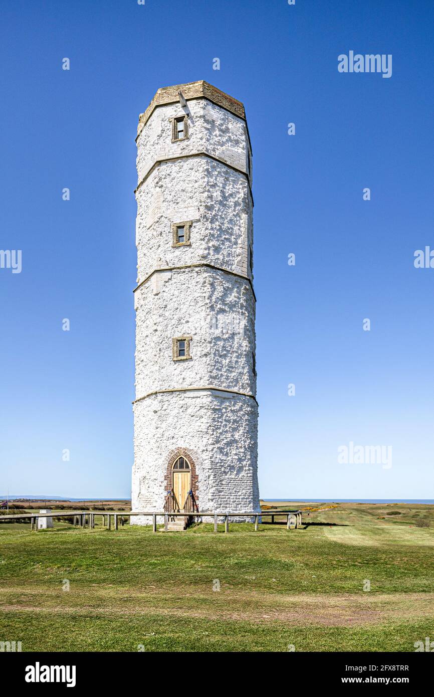 L'antico faro di Flamborough conosciuto come la Chalk Tower costruita nel 1674 a Flamborough, East Riding of Yorkshire, Inghilterra Regno Unito Foto Stock