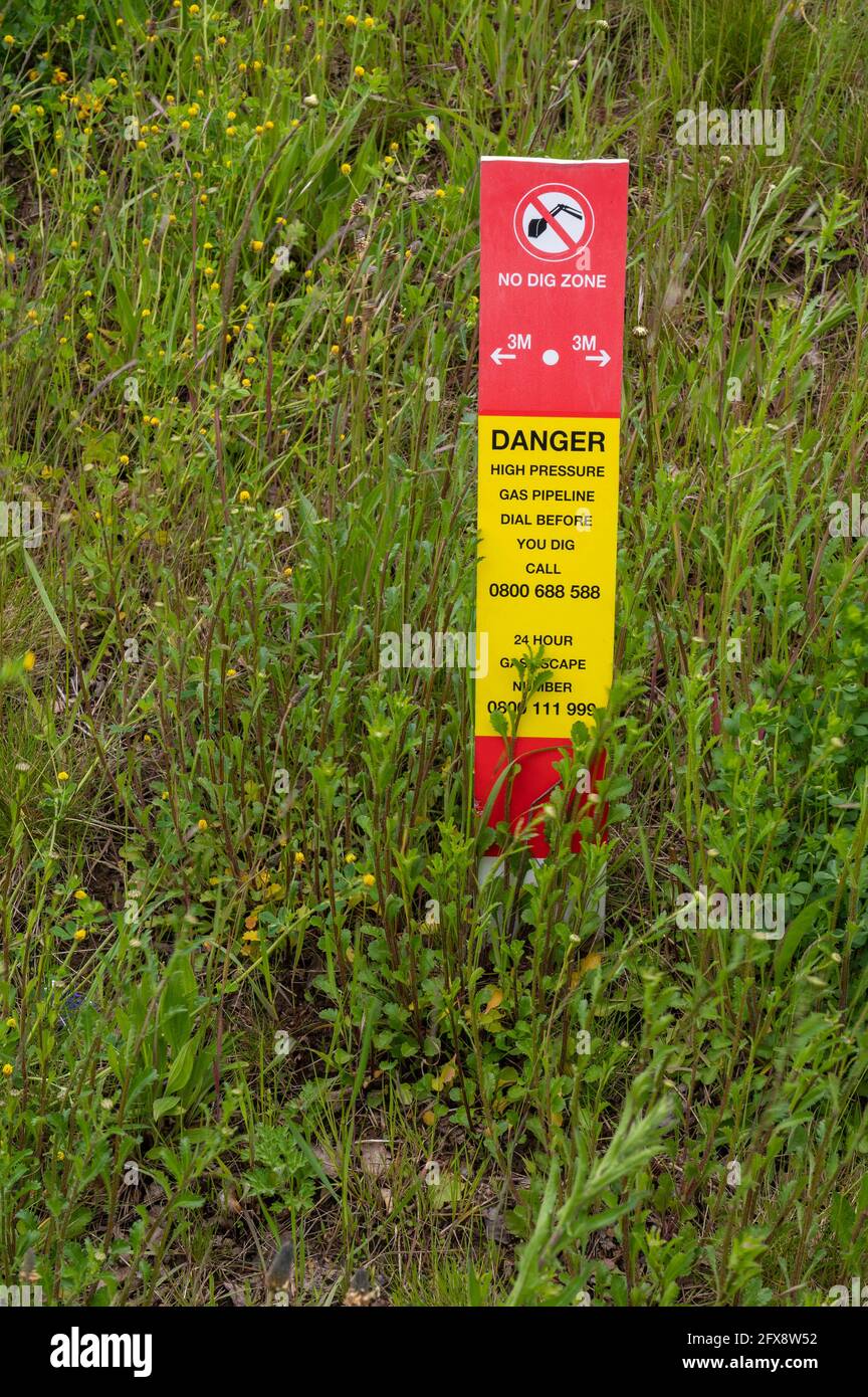 Un segno di assenza di scavo in un'area sopravvolta in cui i tubi del gas ad alta pressione sono stati stadati Foto Stock