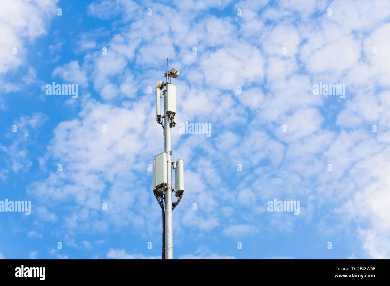 Stazione ricetrasmittente base macro cellulare. Torre di telecomunicazione. Trasmettitore antenna di comunicazione wireless. Sviluppo di sistemi di comunicazione in Foto Stock