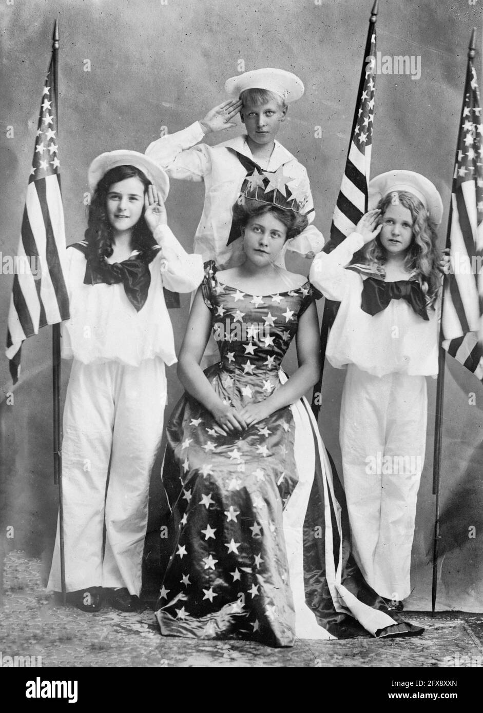 Norma Hornberger, Queen of Asbury Park Carnival [con tre bambini salutari, circa 1910 Foto Stock