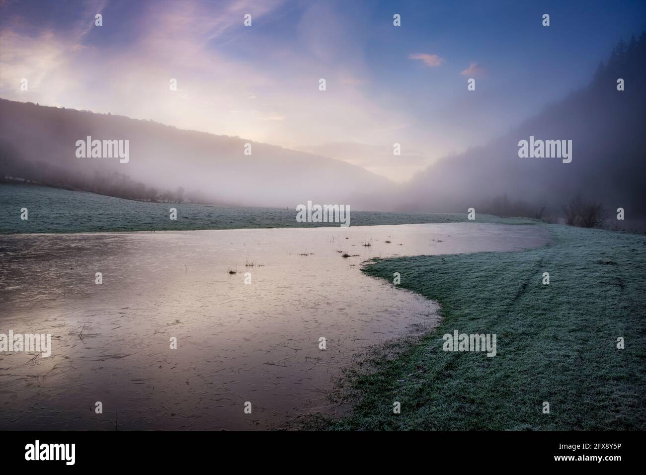 Grande corpo di acqua di alluvione congelata adiacente al fiume Wye a Llandogo. Foto Stock