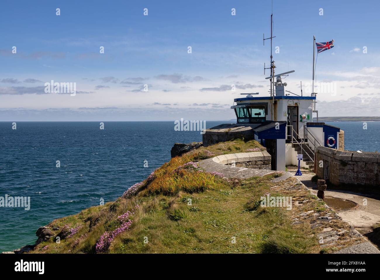 ST IVES, CORNOVAGLIA, Regno Unito - MAGGIO 13 : Vista della Stazione di vigilanza di St Ives, Istituto Nazionale di vigilanza costiera a St Ives, Cornovaglia il 13 Maggio 2021 Foto Stock