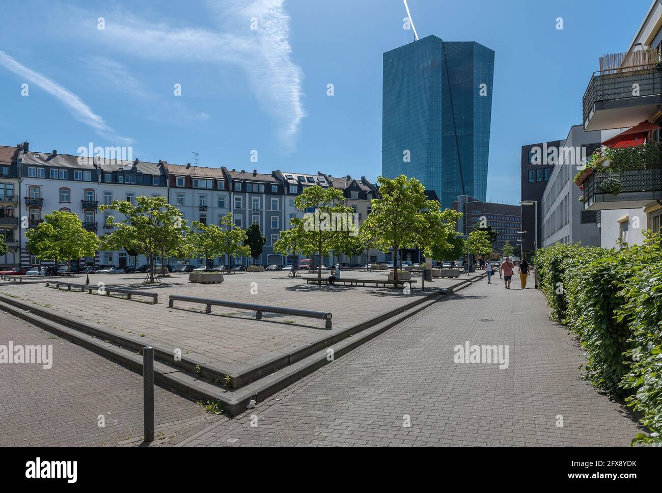 Vista di Piazza Paul Arnsberg e della Banca Centrale europea, Francoforte, Germania Foto Stock