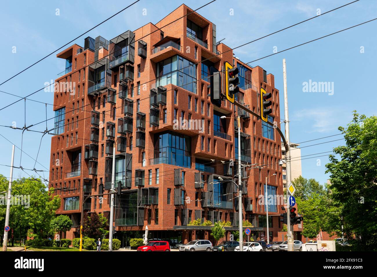 Ospita la Bulgaria il moderno edificio residenziale in mattoni della Mela Rossa a Sofia Bulgaria, Europa orientale, Balcani, UE a partire dal 2021. Foto Stock