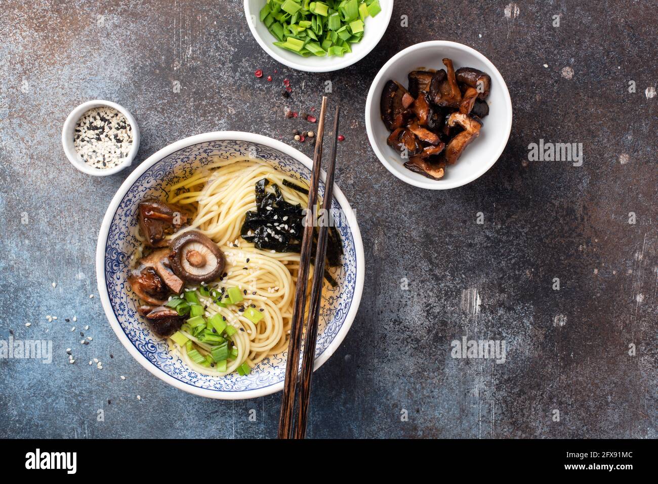 Spaghetti ramen con funghi shiitake. Ramen vegano, zuppa asiatica con noodle Foto Stock