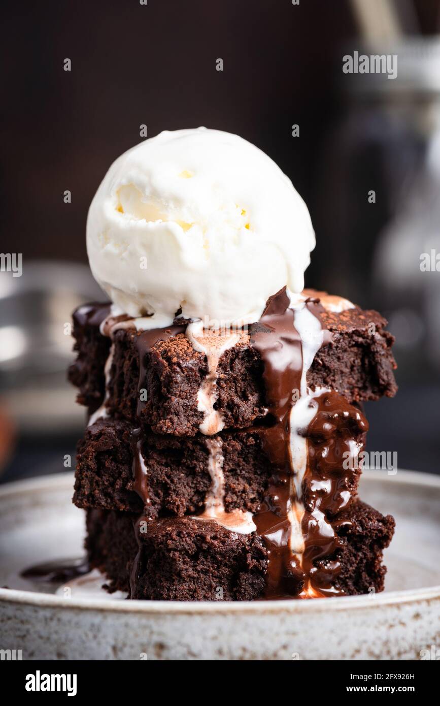 Brownie al cioccolato con gelato alla vaniglia sul piatto. Dolce dolce zuccherino Foto Stock