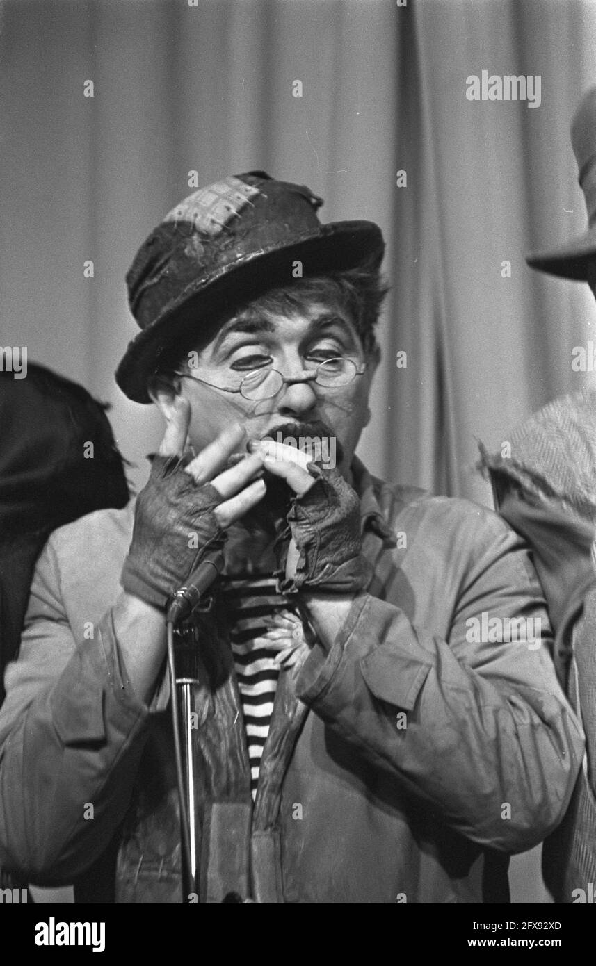 Al giro di Dorus, nel suo teatro di Rotterdam, numero con Peter de Jong (l) e Nico van Hulst (r), 24 gennaio 1968, artisti, cabaret, teatro, Paesi Bassi, foto agenzia stampa del XX secolo, notizie da ricordare, documentario, fotografia storica 1945-1990, storie visive, Storia umana del XX secolo, che cattura momenti nel tempo Foto Stock