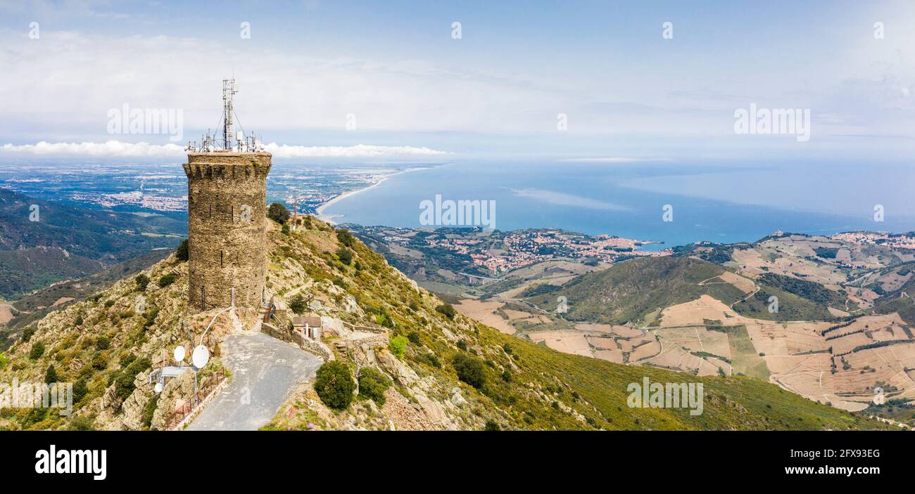 Francia, Pirenei Orientali, Cote Vermeille, Port Vendres, il Tour Madeloc, Madeloc torre e la Costa Vermeille (vista aerea) // Francia, Pirenei o. Foto Stock