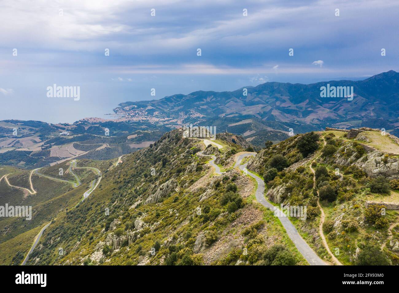 Francia, Pirenei Orientali, Cote Vermeille, Port Vendres, vista dal Tour de Madeloc con Banyuls-sur-Mer lontano (vista aerea) // Francia, Pyrén Foto Stock