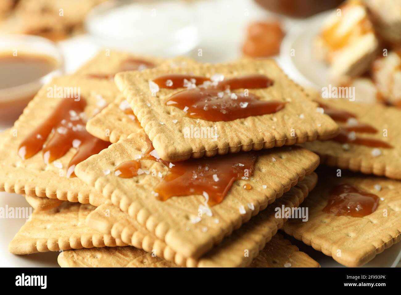 Biscotti gustosi con caramello salato, primo piano Foto Stock