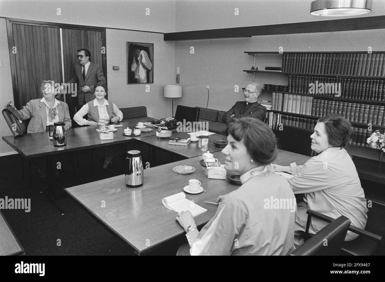 Mons. Simonis parla ai rappresentanti dell'organizzazione femminile in occasione della visita del Papa, 4 aprile 1985, Vescovi, Paesi Bassi, foto agenzia stampa del xx secolo, notizie da ricordare, documentario, fotografia storica 1945-1990, storie visive, Storia umana del XX secolo, che cattura momenti nel tempo Foto Stock