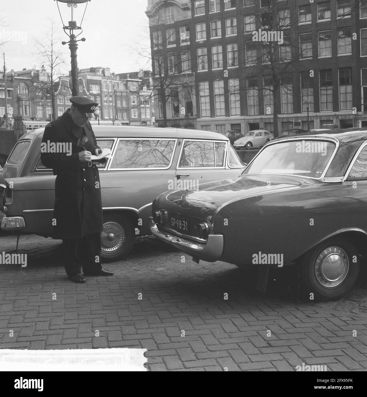 Zona blu tra Vijzelstraat e Leidsestraat sul lato dispari, controlli dell'operatore di parcheggio, 14 aprile 1964, traffico, Automobili, addetti al parcheggio, parcheggio, Paesi Bassi, foto dell'agenzia stampa del XX secolo, notizie da ricordare, documentario, fotografia storica 1945-1990, storie visive, Storia umana del XX secolo, che cattura momenti nel tempo Foto Stock