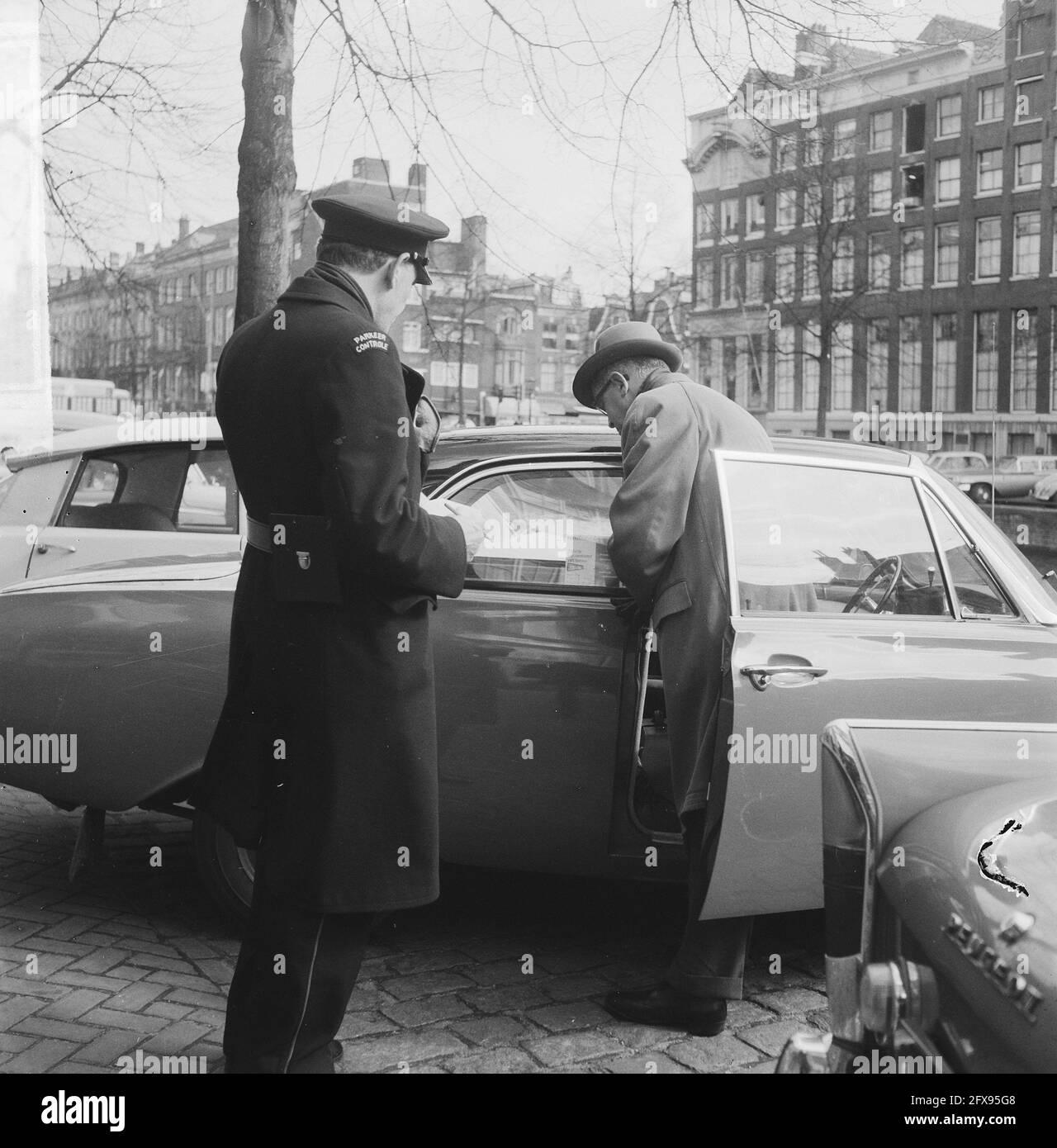 Zona blu tra Vijzelstraat e Leidsestraat sul lato dispari un addetto al parcheggio controlla i dischi, 14 aprile 1964, parcheggio, traffico, I Paesi Bassi, foto agenzia stampa del XX secolo, notizie da ricordare, documentario, fotografia storica 1945-1990, storie visive, Storia umana del XX secolo, che cattura momenti nel tempo Foto Stock
