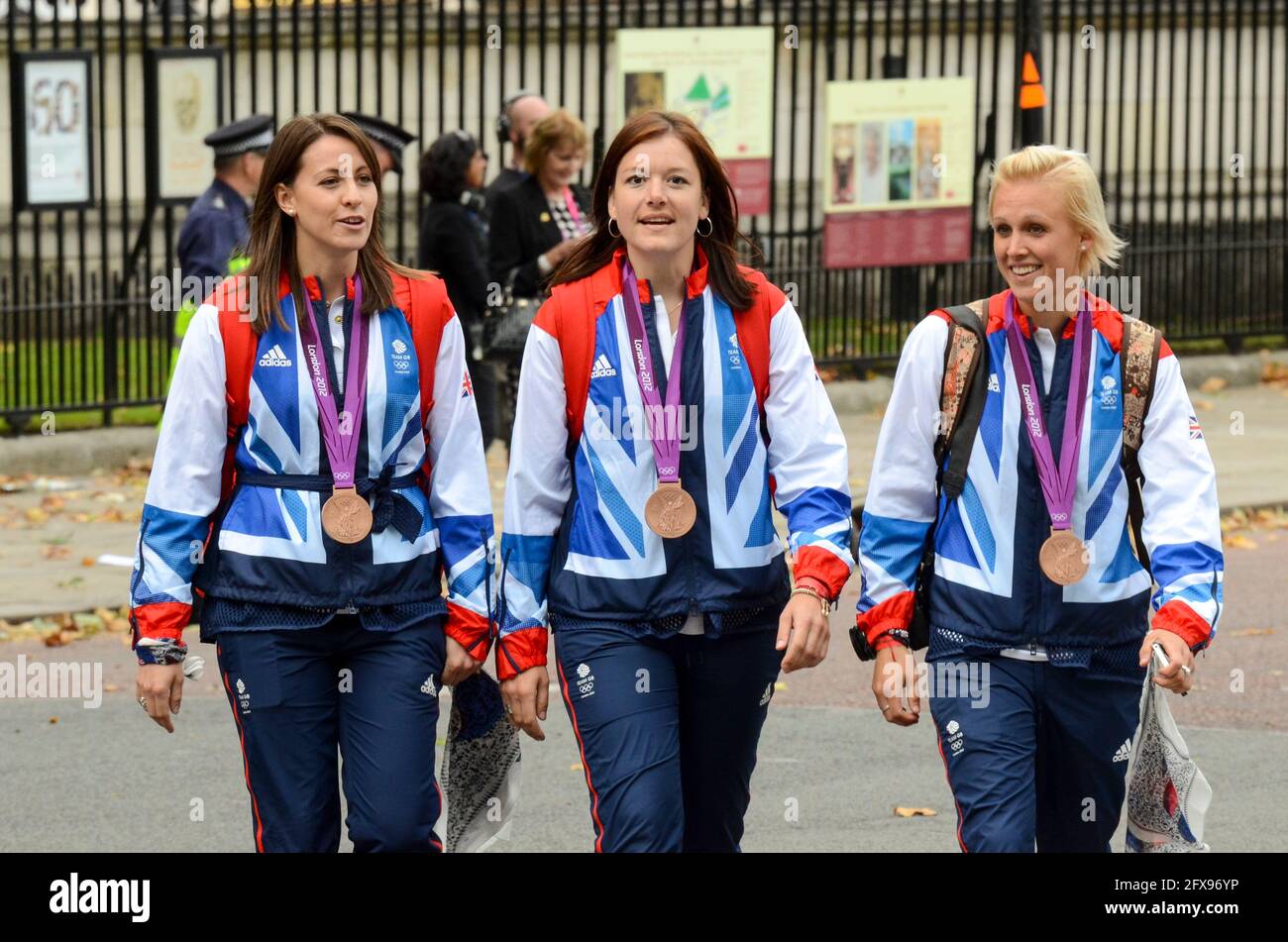 Emily Maguire, Beth Storry e Alex Danson Hockey Team, squadra GB Olympians lasciare Buckingham Palace dopo la sfilata della vittoria. Olimpiadi di Londra 2012. Foto Stock