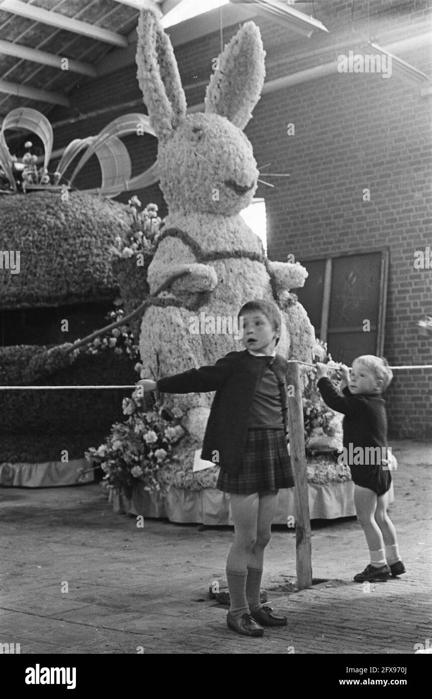 Bloemencorso Lisse, bambini che guardano i carri decorati, 26 aprile 1968, BLOEMENCORSOS, Bambini, WAGENS, Paesi Bassi, foto agenzia stampa del XX secolo, notizie da ricordare, documentario, fotografia storica 1945-1990, storie visive, Storia umana del XX secolo, che cattura momenti nel tempo Foto Stock