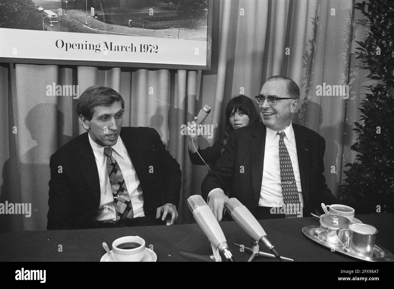 Bobby Fischer in Hilton Hotel ad Amsterdam per colloqui con il presidente della FIDE Max Euwe (destra) sul duello del campionato del mondo con Boris Spassky, 31 gennaio 1972, scacchi, sport, I Paesi Bassi, foto agenzia stampa del XX secolo, notizie da ricordare, documentario, fotografia storica 1945-1990, storie visive, Storia umana del XX secolo, che cattura momenti nel tempo Foto Stock