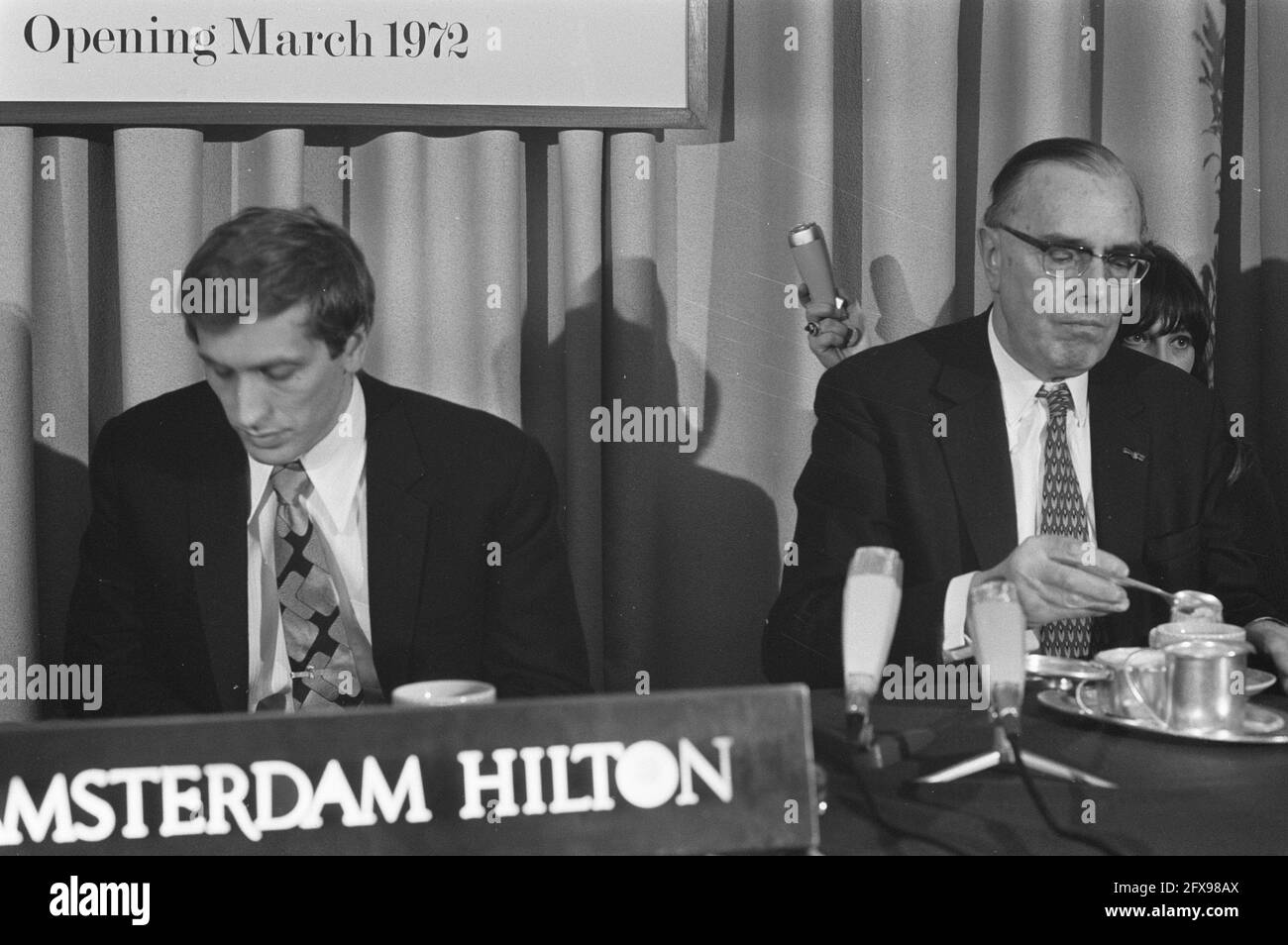 Bobby Fischer in Hilton Hotel ad Amsterdam per colloqui con il presidente della FIDE Max Euwe (destra) sul duello del campionato mondiale con Boris Spassky, 31 gennaio 1972, scacchi, sport, I Paesi Bassi, foto agenzia stampa del XX secolo, notizie da ricordare, documentario, fotografia storica 1945-1990, storie visive, Storia umana del XX secolo, che cattura momenti nel tempo Foto Stock