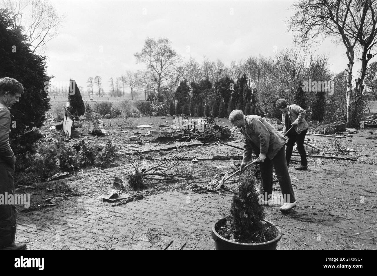 Coltivatori occupati cantiere di schiarimento, 27 aprile 1983, coltivatori, aerei da combattimento, Incidenti aerei, Paesi Bassi, foto agenzia stampa del XX secolo, notizie da ricordare, documentario, fotografia storica 1945-1990, storie visive, Storia umana del XX secolo, che cattura momenti nel tempo Foto Stock