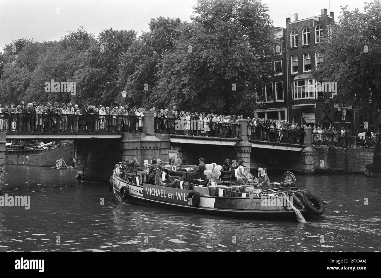 Barche con musicisti nei canali di Amsterdam, 1 giugno 1975, festival, canali, Musicisti, aperture, navi, Paesi Bassi, foto agenzia stampa del XX secolo, notizie da ricordare, documentario, fotografia storica 1945-1990, storie visive, Storia umana del XX secolo, che cattura momenti nel tempo Foto Stock
