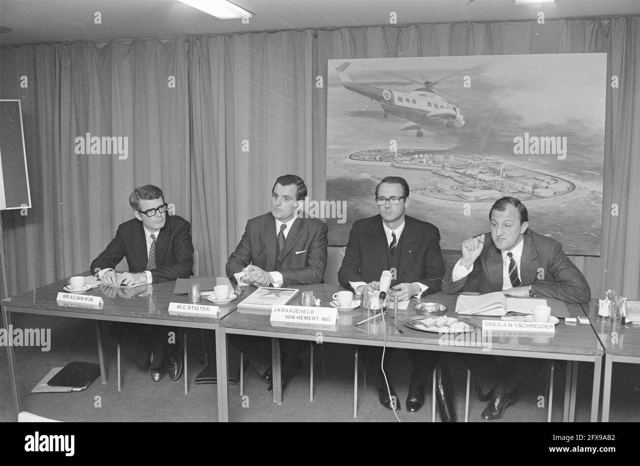 Bos en Kalis dà conferenza personale all'Aia sul progetto insulare per i rifiuti industriali; da sinistra a destra Van Wijk Stigter, Kraaieveld van Hemert e drs. A. U. H., 30 marzo 1972, conferenze stampa, Paesi Bassi, foto agenzia stampa del xx secolo, notizie da ricordare, documentario, fotografia storica 1945-1990, storie visive, Storia umana del XX secolo, che cattura momenti nel tempo Foto Stock