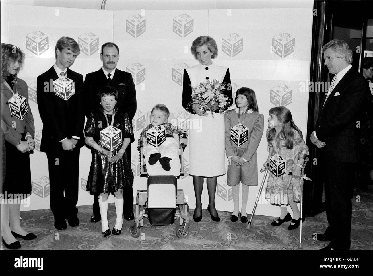 18.11.1988. La principessa del Galles partecipa ai premi Children of the Year con il presentatore Michael Aspel Full a seguire Foto Stock