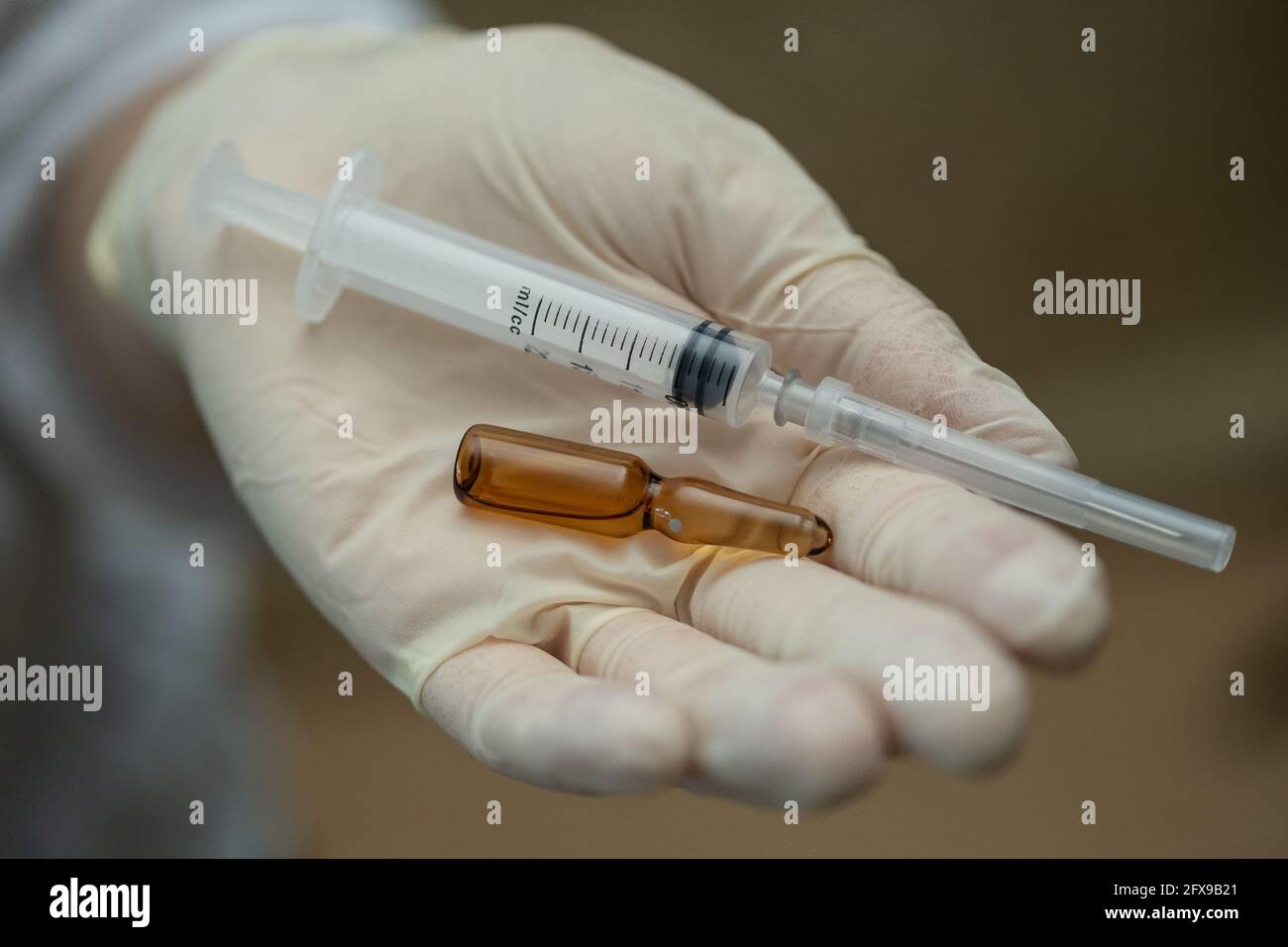 Fiala medica e siringa in mano del medico. Foto Stock