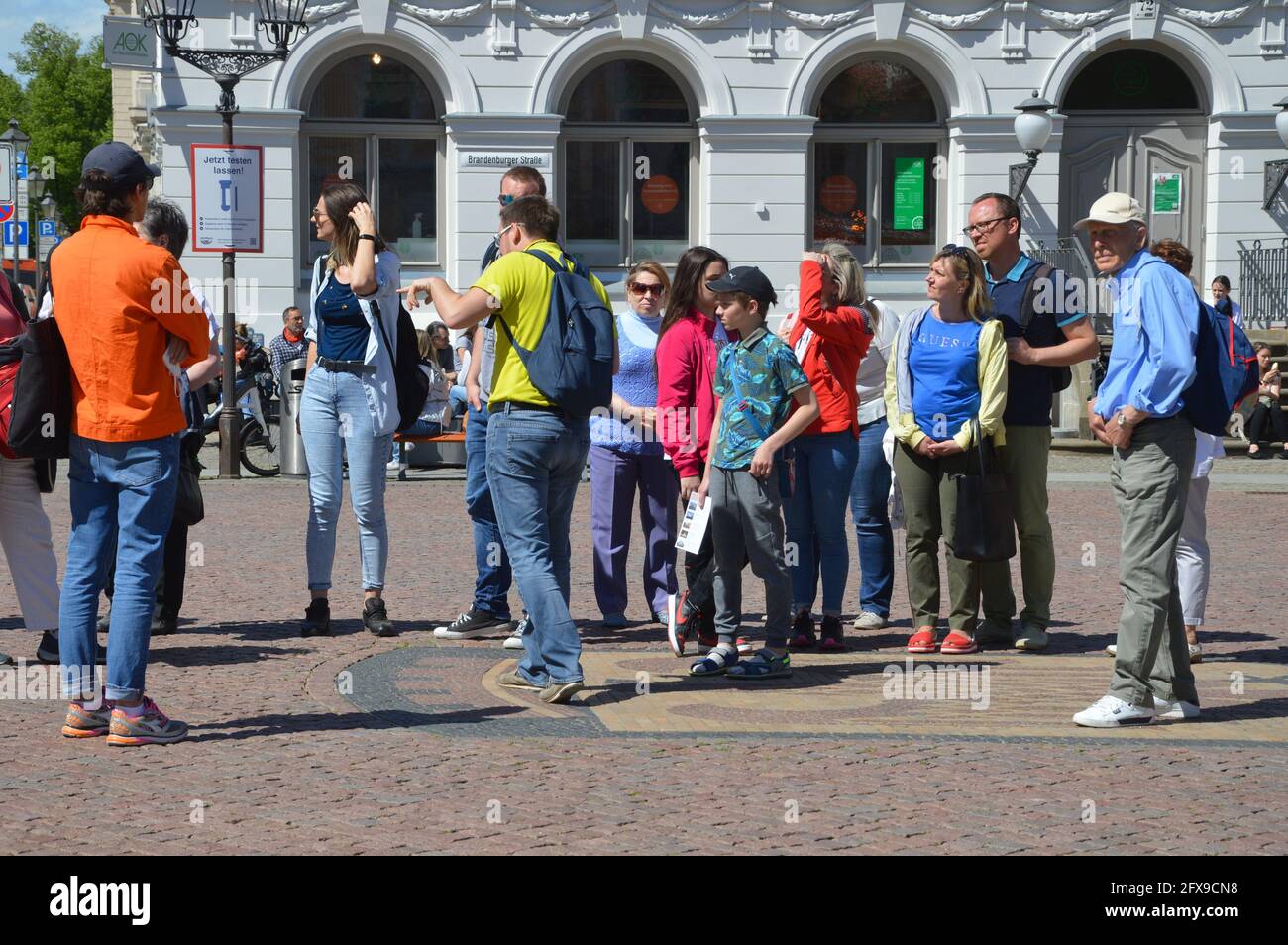 Gruppo turistico di Brandenburger Strasse a Potsdam, Germania, lunedì 24 maggio 2021. Foto Stock