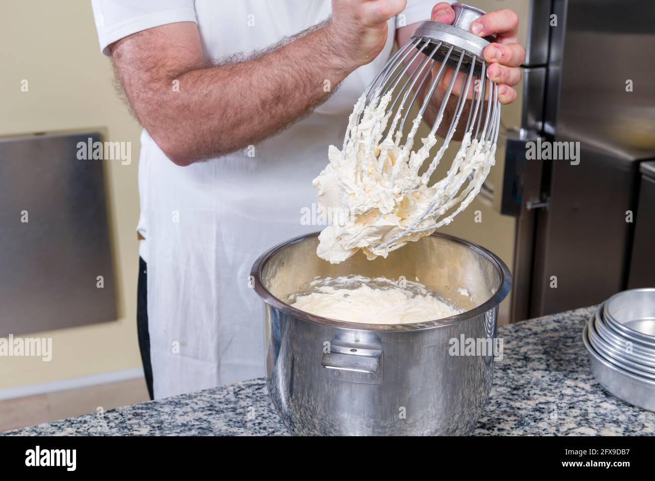 Il pasticciere prepara la tipica torta di nocciole piemontese di Langa Italia Foto Stock