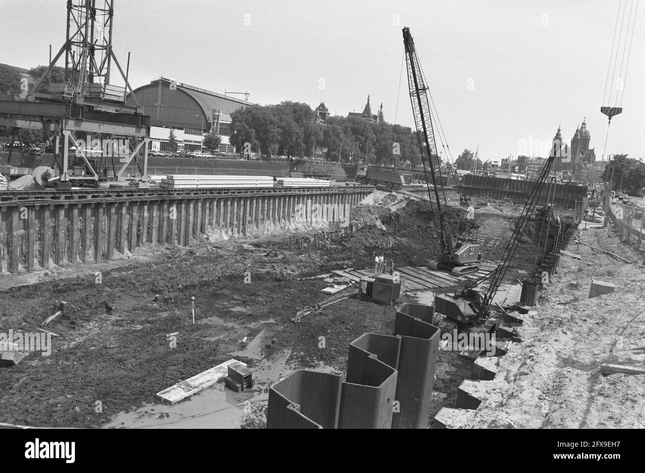Costruzione del garage Prins Hendrikkade di fronte alla stazione centrale di Amsterdam (box di costruzione), 14 giugno 1989, box di costruzione, garage, Stazioni, Paesi Bassi, foto agenzia stampa del XX secolo, notizie da ricordare, documentario, fotografia storica 1945-1990, storie visive, Storia umana del XX secolo, che cattura momenti nel tempo Foto Stock