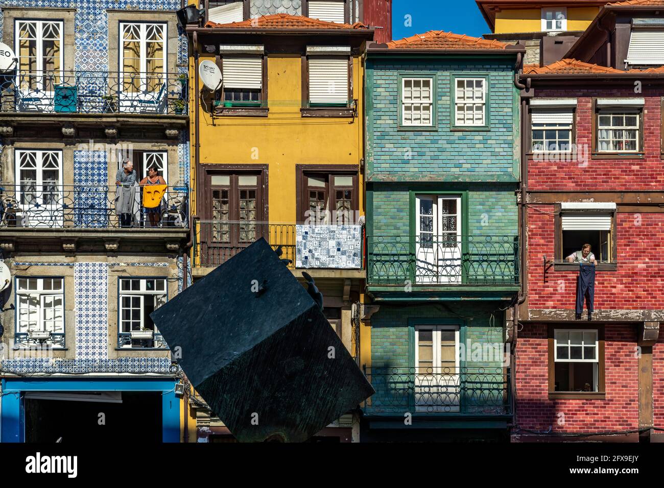 Typische Häuser am Platz Praça Ribeira in der Altstadt von Porto, Portogallo, Europa | Case tipiche in piazza Praça Ribeira, nel centro storico Foto Stock