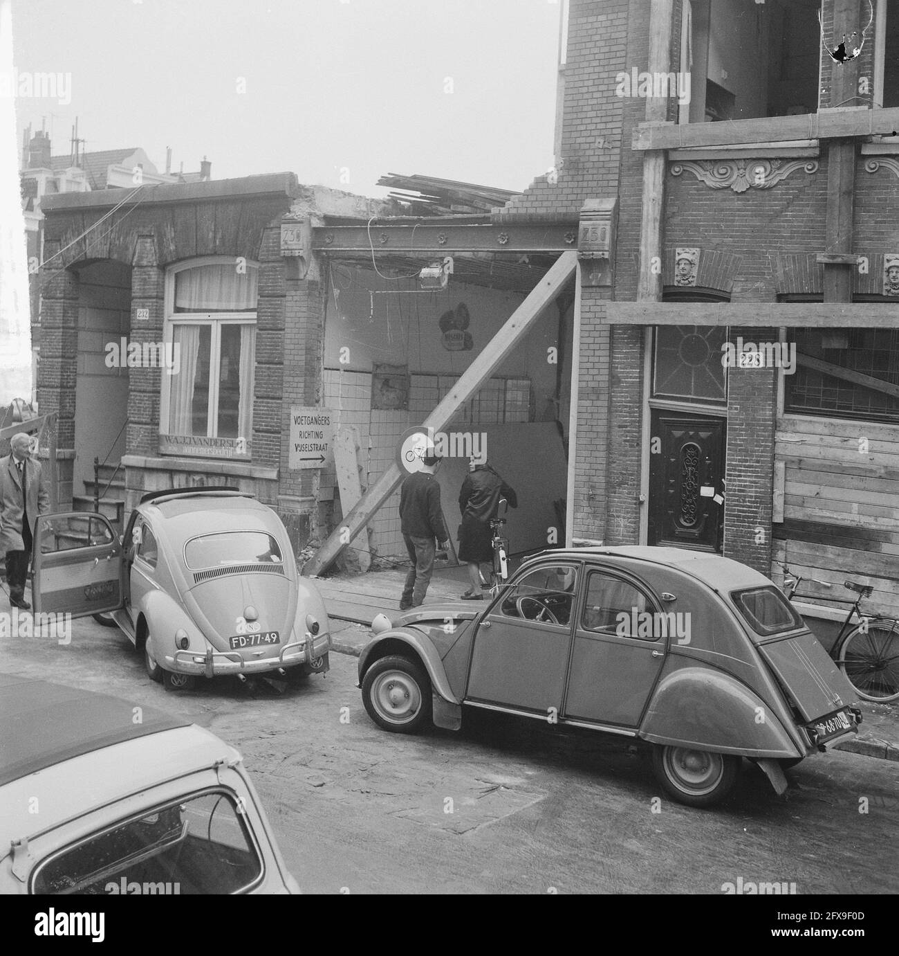 Costruzione dell'appartamento Vijzelstraat, corridoio dietro la casa a Kerkstraat, 23 ottobre 1964, costruzione, case, I Paesi Bassi, foto agenzia stampa del XX secolo, notizie da ricordare, documentario, fotografia storica 1945-1990, storie visive, Storia umana del XX secolo, che cattura momenti nel tempo Foto Stock