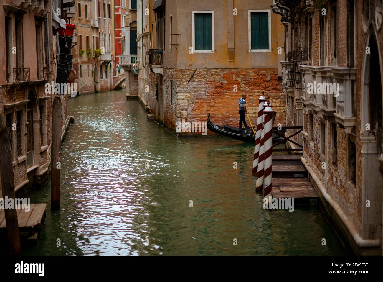 VENEZIA - 24 luglio 2020: Paesaggio con gondola in strada a Venezia, Italia. Foto Stock